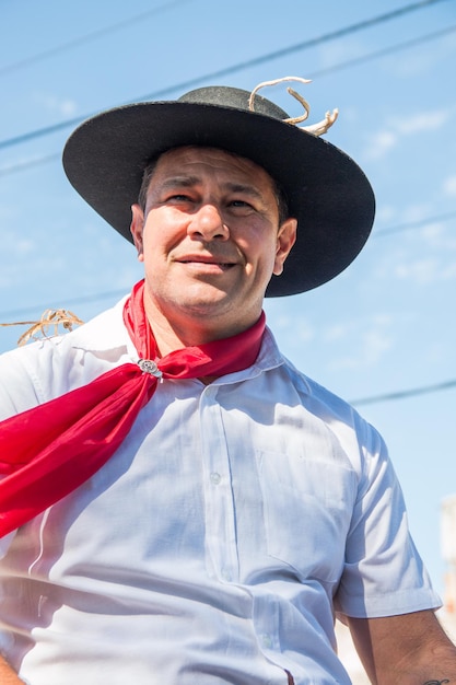 Foto retrato de un hombre con sombrero de pie contra el cielo azul