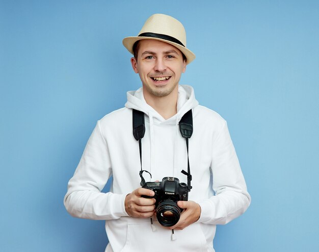 Retrato de un hombre con sombrero, sonrisa y emociones alegres en su rostro