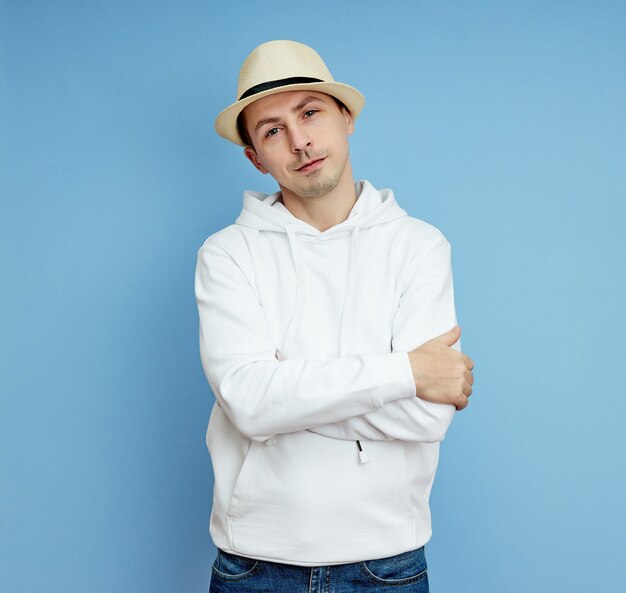 Retrato de un hombre con sombrero, sonrisa y emociones alegres en su rostro