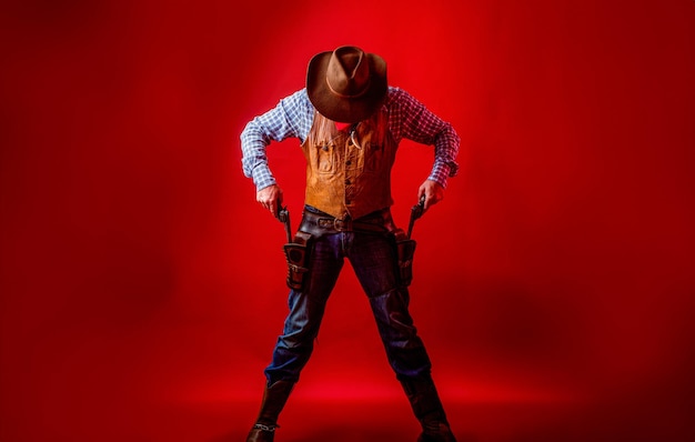 Retrato de hombre con sombrero de vaquero pistola Retrato de un vaquero West guns Retrato de un vaquero Hombre occidental con sombrero Retrato de granjero o vaquero con sombrero Granjero americano