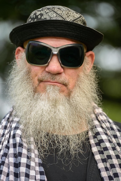 Foto retrato de un hombre con sombrero