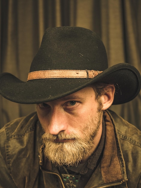 Foto retrato de un hombre con sombrero