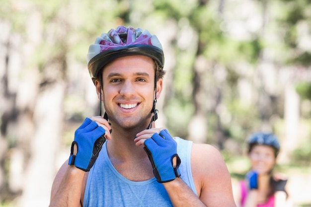 Retrato de hombre sonriente con casco