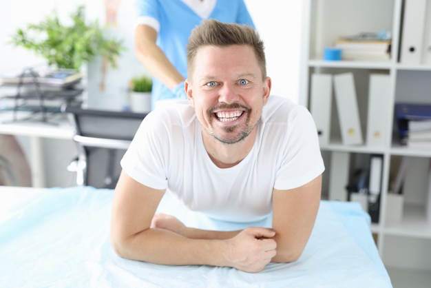 Foto retrato de hombre sonriente en cita proctólogo