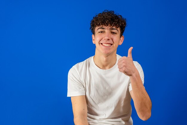 Foto retrato de un hombre sonriente contra un fondo azul