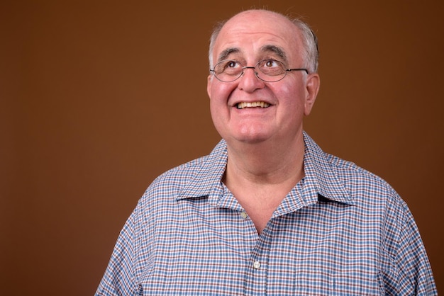 Foto retrato de un hombre sonriente contra un fondo negro