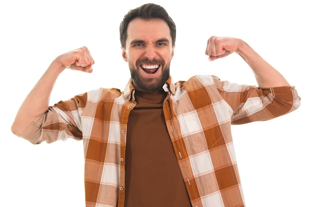 Foto el retrato del hombre sonriente demostrando su fuerza