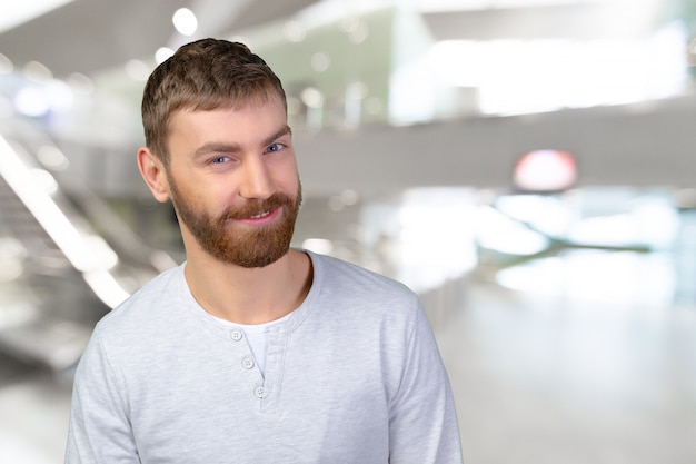 Retrato de hombre sonriente feliz