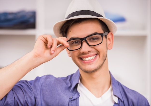 Retrato de hombre sonriente con gafas y sombrero