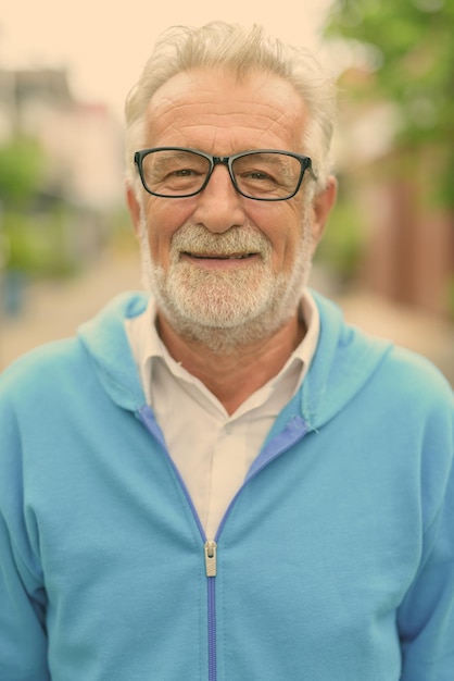 Foto retrato de un hombre sonriente con gafas