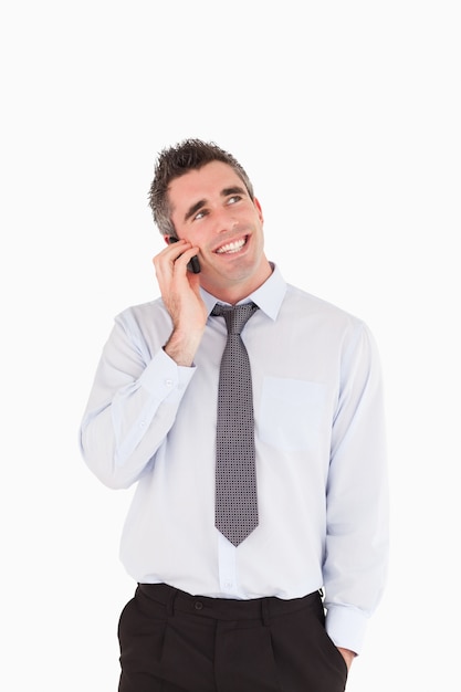 Retrato de un hombre sonriente haciendo una llamada telefónica