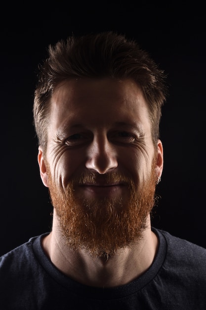 Retrato de un hombre sonriente en negro