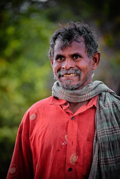 Retrato de un hombre sonriente de pie al aire libre