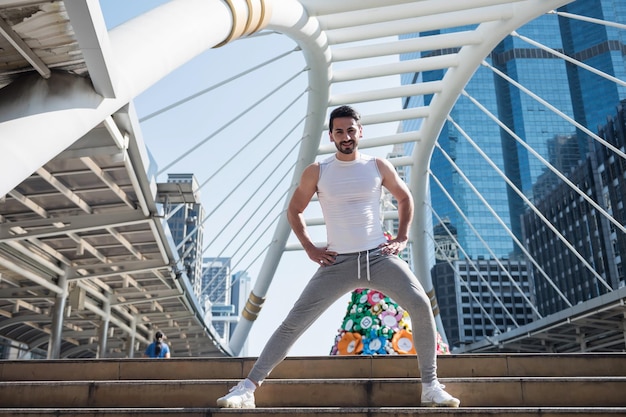 Foto retrato de un hombre sonriente de pie en la barandilla