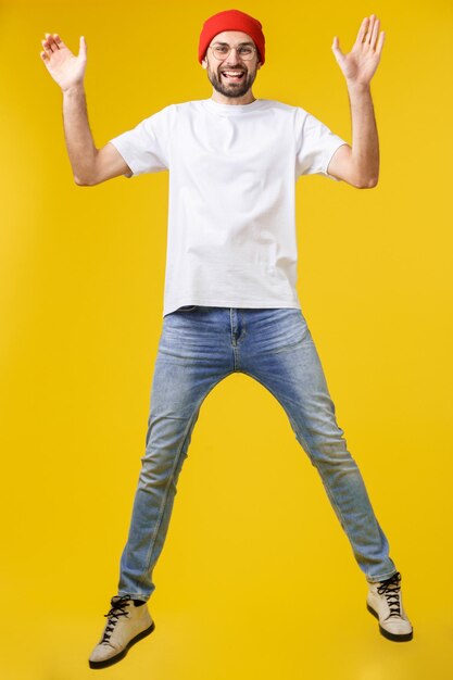 Foto retrato de un hombre sonriente de pie contra un fondo amarillo