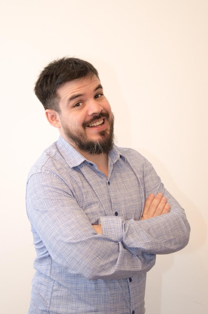 Retrato de un hombre sonriente de pie contra un fondo blanco