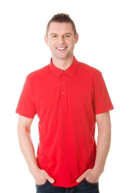 Foto retrato de un hombre sonriente de pie contra un fondo blanco