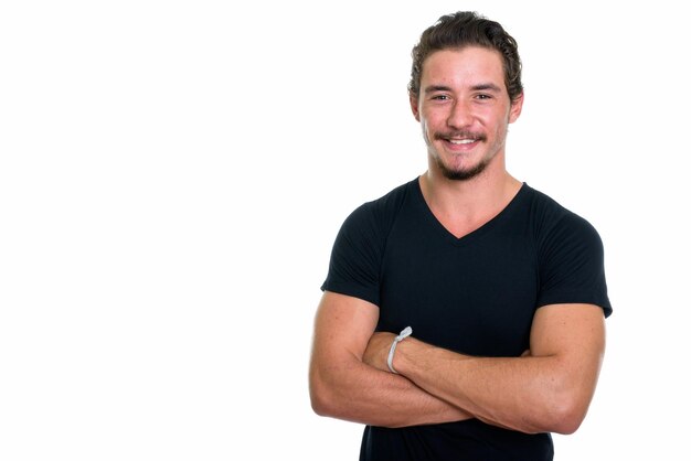 Foto retrato de un hombre sonriente de pie contra un fondo blanco