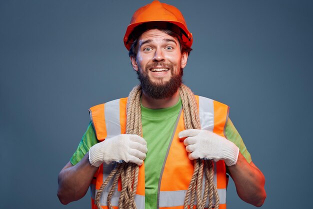 Foto retrato de un hombre sonriente de pie contra un fondo gris