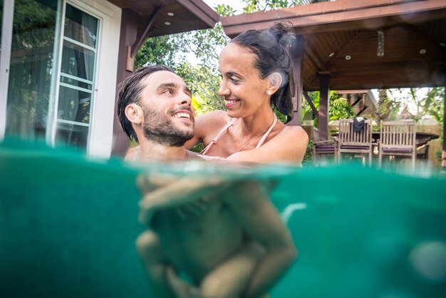 Foto retrato de un hombre sonriente en una piscina