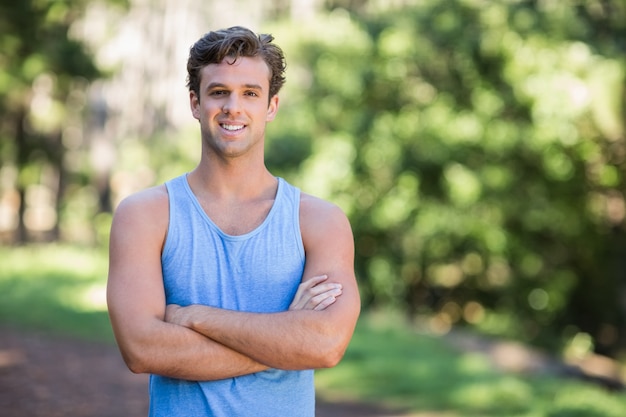 Foto retrato, de, hombre sonriente, posición, en, bosque