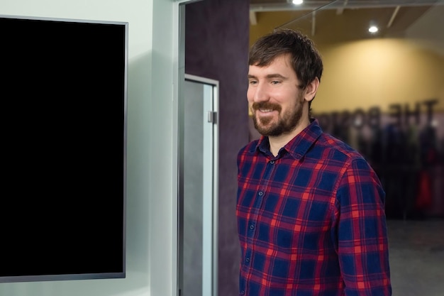Retrato de un hombre sonriente que trabaja en una oficina de coworking Consultas comerciales capacitación en línea