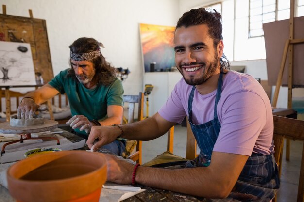 Retrato, de, hombre sonriente, sentado, por, profesor