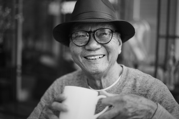 Foto retrato de un hombre sonriente con sombrero