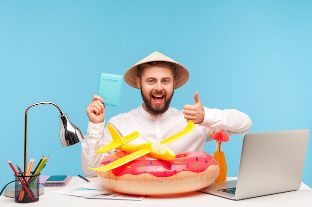 Foto retrato de un hombre sonriente sosteniendo un helado en la mesa