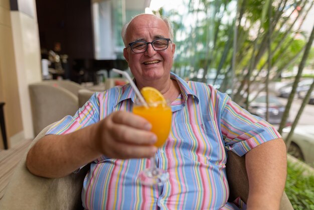 Foto retrato de un hombre sonriente sosteniendo un helado