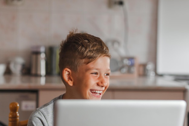 Retrato de un hombre sonriente usando un teléfono móvil en casa