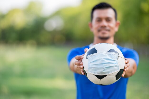 Foto retrato de un hombre sosteniendo una pelota