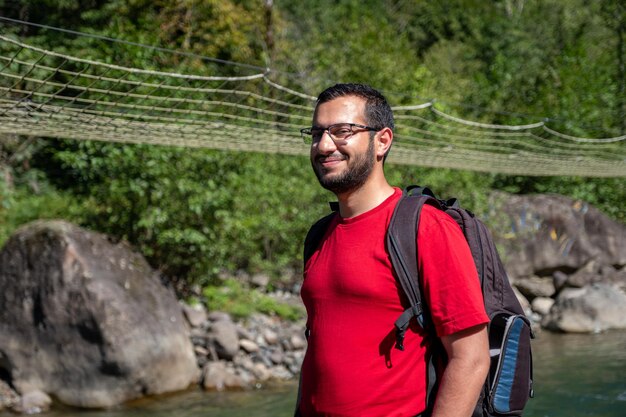 Foto retrato para el hombre en su aventura detrás del río