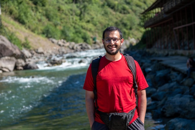 Foto retrato para el hombre en su aventura detrás del río