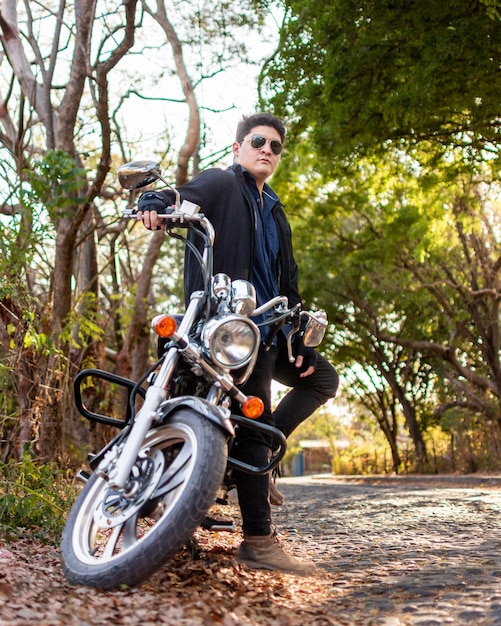 Retrato de un hombre con su motocicleta Retrato al aire libre