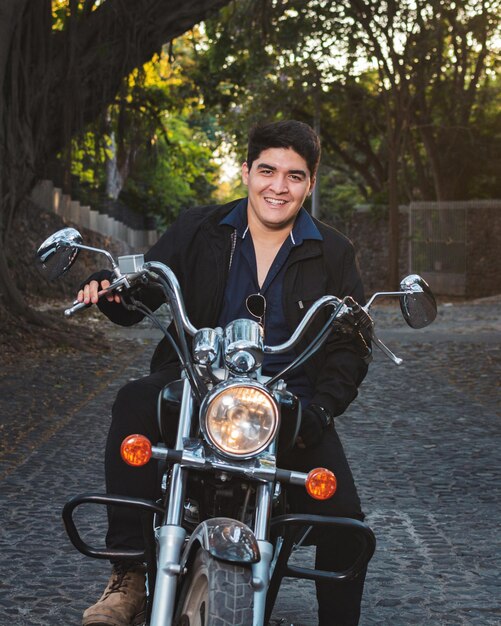 Retrato de un hombre con su motocicleta Retrato al aire libre