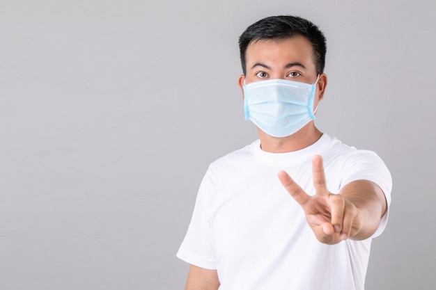 Retrato de hombre tailandés con una mascarilla protectora