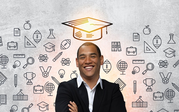 Foto retrato de hombre de tiro medio con gorro de graduación