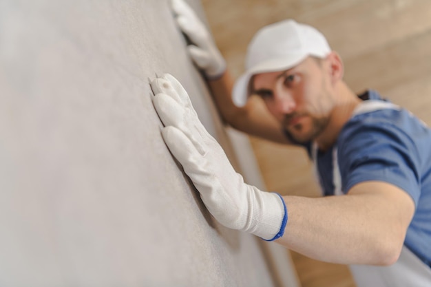 Foto retrato de un hombre tocando la pared