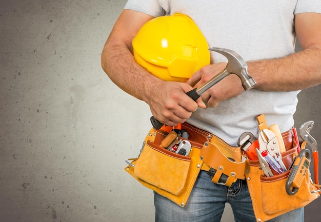 Retrato de hombre trabajador con casco en el fondo del lado de la construcción