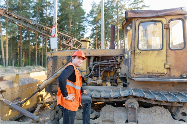 Retrato de hombre trabajando en un casco sobre excavadora