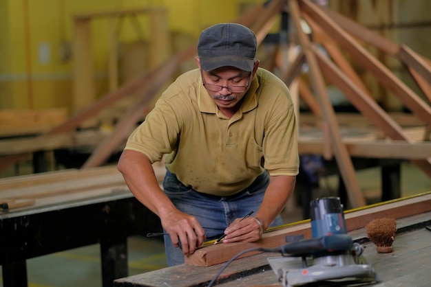 Foto retrato de un hombre trabajando en madera