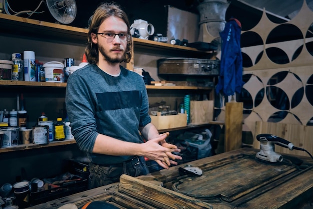 Foto retrato de un hombre trabajando en un taller