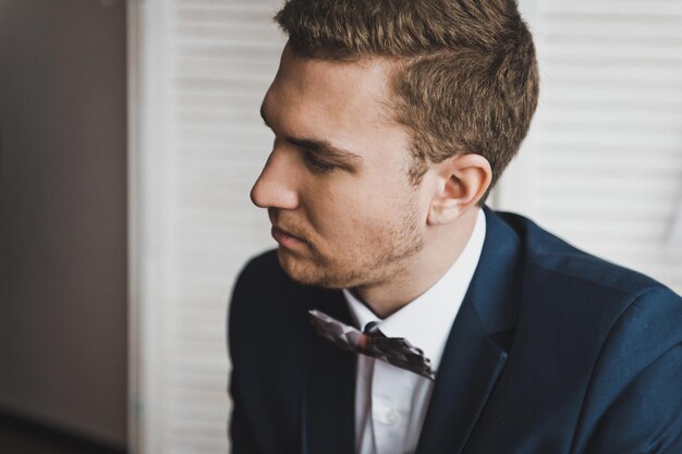 Retrato de un hombre con traje y corbata 6425