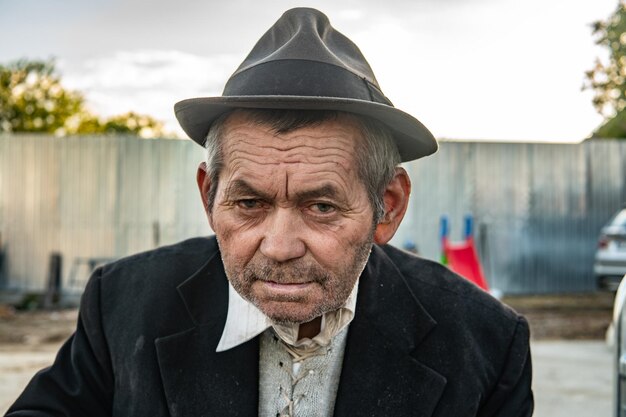 Foto retrato de un hombre con traje