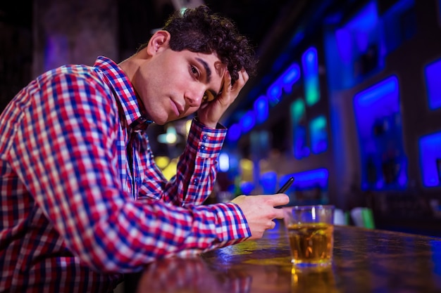 Retrato de hombre triste en barra de bar