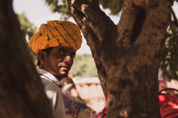 Retrato de un hombre en el tronco de un árbol