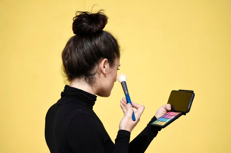 Foto retrato de un hombre usando un teléfono móvil contra la pared