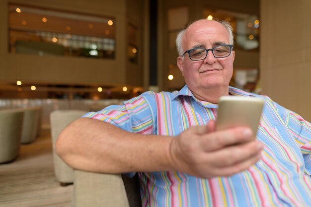 Foto retrato de un hombre usando un teléfono móvil