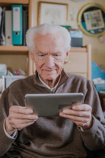 Foto retrato de un hombre usando un teléfono móvil